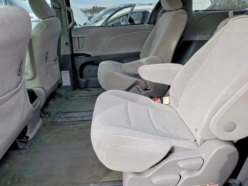 Photo 11 from auction – 2017 TOYOTA SIENNA with VIN 5TDKZ3DC0HS815859