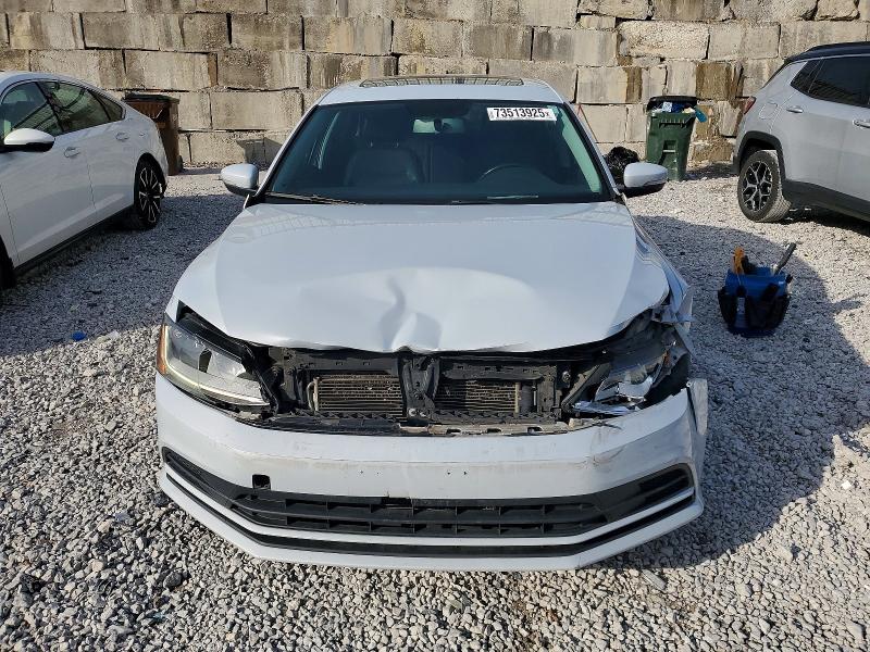 Zdjęcie 5 z aukcji – 2017 VOLKSWAGEN JETTA SE z VIN 3VWDB7AJ0HM412081