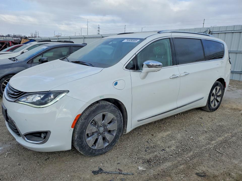 CHRYSLER PACIFICA H 2018 with VIN 2C4RC1N78JR126821 - Photo from auction