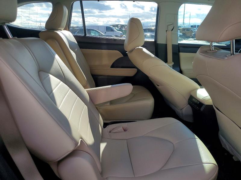 Photo 11 from auction – 2022 TOYOTA HIGHLANDER with VIN 5TDGZRAH2NS143047