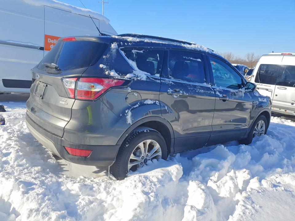 Photo 3 from auction – 2017 FORD ESCAPE SE with VIN 1FMCU9GD9HUE06289