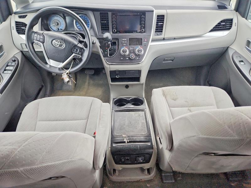 Photo 8 from auction – 2018 TOYOTA SIENNA with VIN 5TDKZ3DC0JS945758