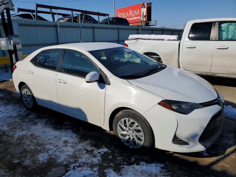 Zdjęcie 4 z aukcji – 2017 TOYOTA COROLLA z VIN 5YFBURHE6HP584178