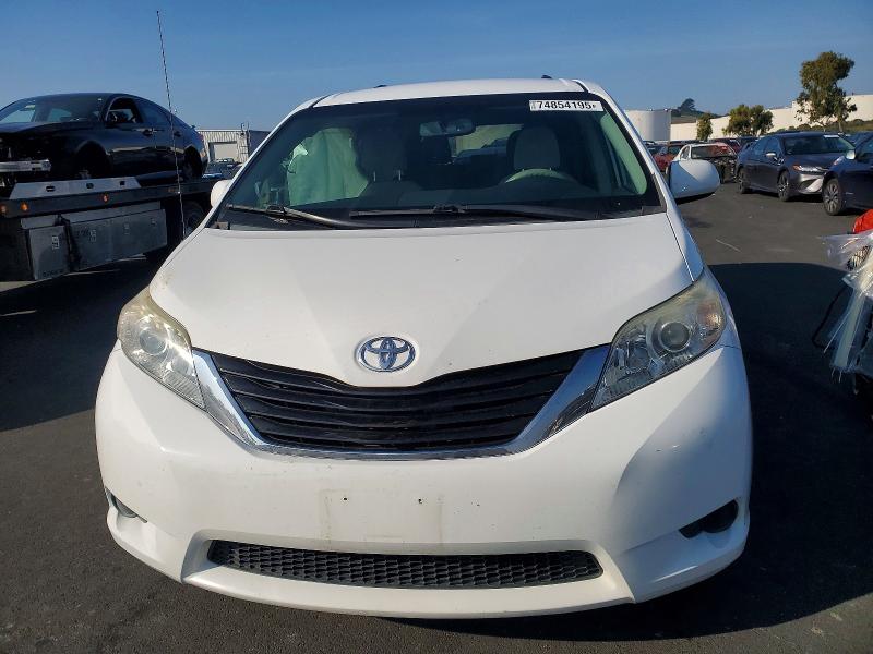 Photo 5 from auction – 2014 TOYOTA SIENNA LE with VIN 5TDKK3DC0ES414912