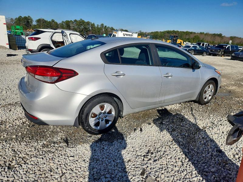 Photo 3 from auction – 2017 KIA FORTE LX with VIN 3KPFK4A7XHE030830
