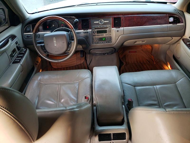 Photo 8 from auction – 2010 LINCOLN TOWN CAR with VIN 2LNBL8CV1AX618688