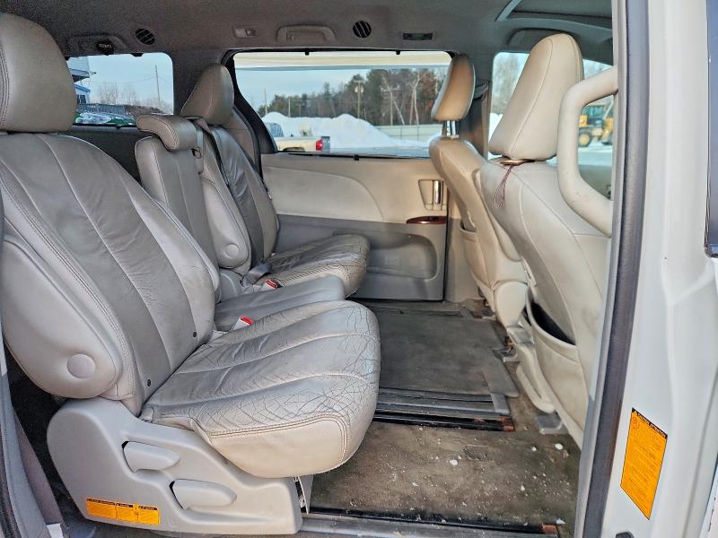 Photo 11 from auction – 2011 TOYOTA SIENNA XLE with VIN 5TDYK3DCXBS158624