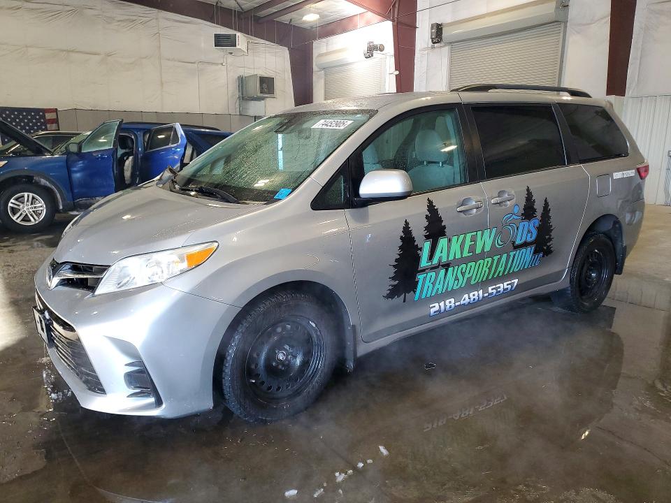 Photo 1 from auction – 2018 TOYOTA SIENNA LE with VIN 5TDKZ3DC8JS903175