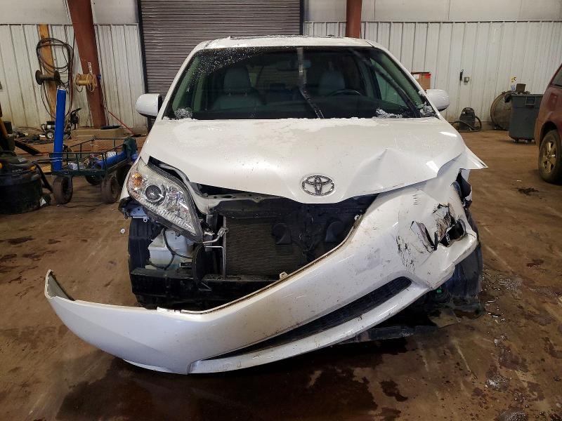 Photo 5 from auction – 2017 TOYOTA SIENNA XLE with VIN 5TDYZ3DC3HS862331