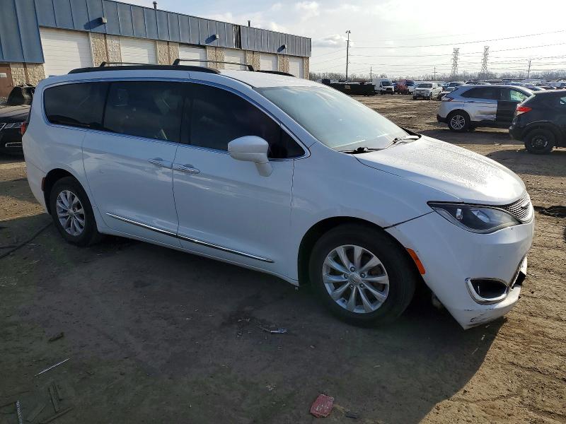 Photo 4 from auction – 2017 CHRYSLER PACIFICA T with VIN 2C4RC1BG5HR702976