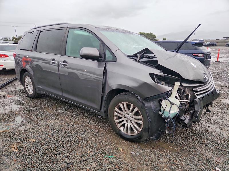 Photo 4 from auction – 2017 TOYOTA SIENNA XLE with VIN 5TDYZ3DC2HS893344