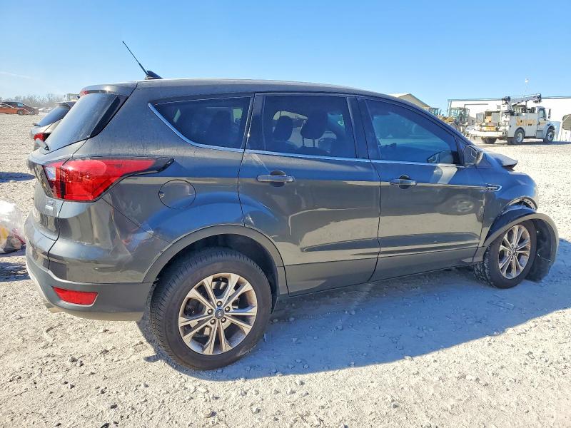 Photo 3 from auction – 2019 FORD ESCAPE SE with VIN 1FMCU0GD1KUB67209