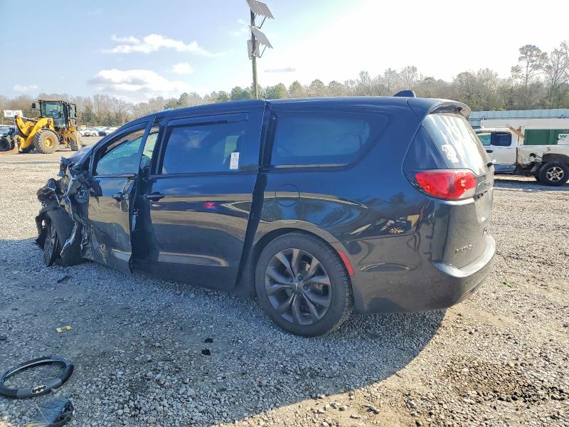 Photo 2 from auction – 2018 CHRYSLER PACIFICA T with VIN 2C4RC1FG9JR352252