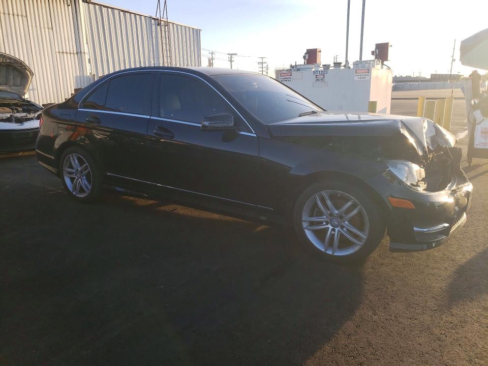 Photo 4 from auction – 2014 MERCEDES-BENZ C with VIN WDDGF4HB9EA950553