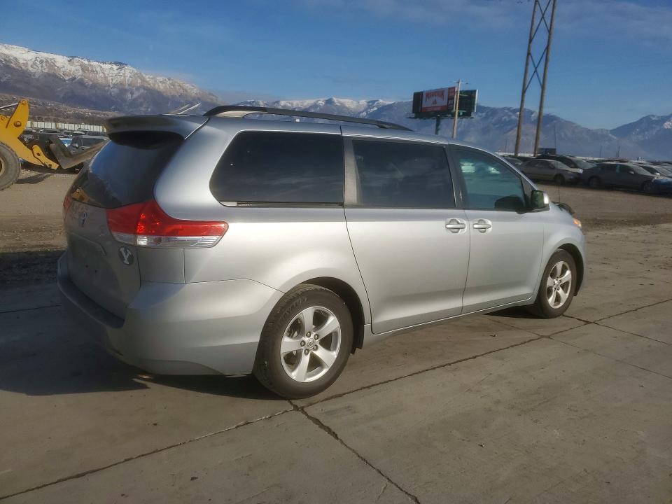 Photo 3 from auction – 2014 TOYOTA SIENNA LE with VIN 5TDKK3DC3ES456524