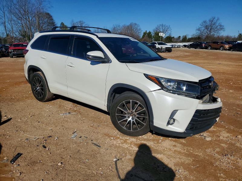 Photo 4 from auction – 2018 TOYOTA HIGHLANDER with VIN 5TDKZRFH0JS528846