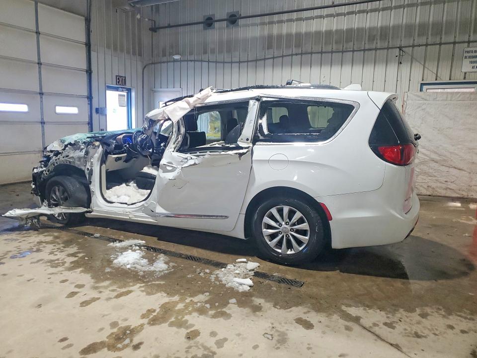 Photo 2 from auction – 2019 CHRYSLER PACIFICA with VIN 2C4RC1BG8KR593257