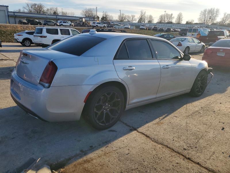 Photo 3 from auction – 2020 CHRYSLER 300 TOURIN with VIN 2C3CCAAG6LH137597