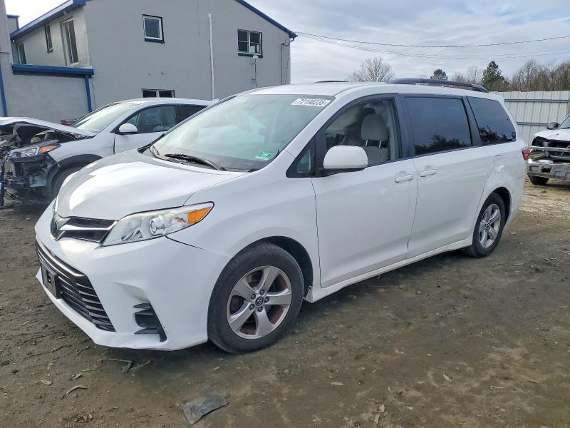TOYOTA SIENNA LE 2018 with VIN 5TDKZ3DC7JS935292 - Photo from auction