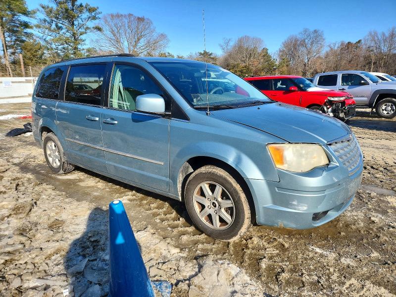 Photo 4 from auction – 2010 CHRYSLER TOWN & COU with VIN 2A4RR5D1XAR324331