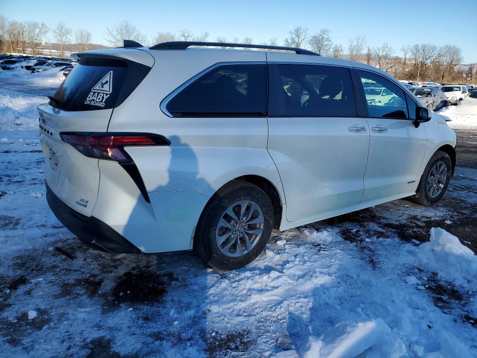 Photo 3 from auction – 2021 TOYOTA SIENNA XLE with VIN 5TDYRKEC6MS061802