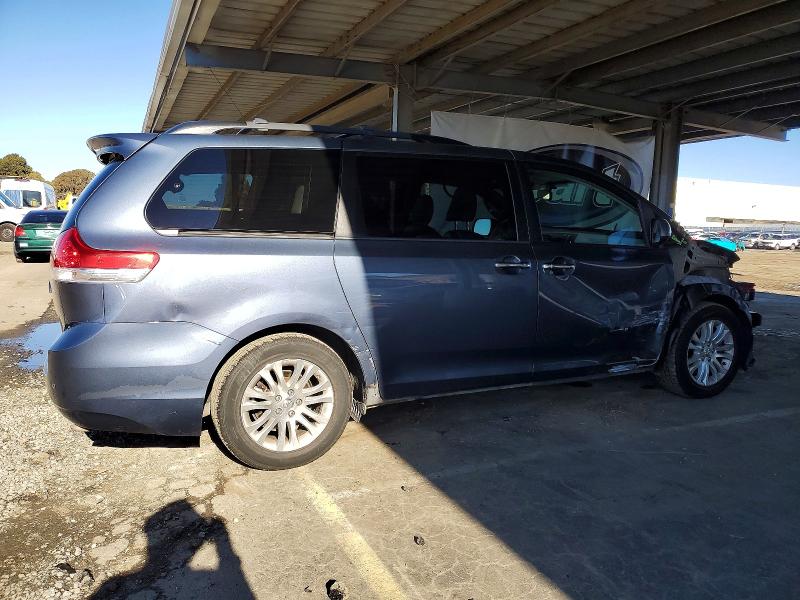 Photo 3 from auction – 2013 TOYOTA SIENNA XLE with VIN 5TDYK3DC7DS322804