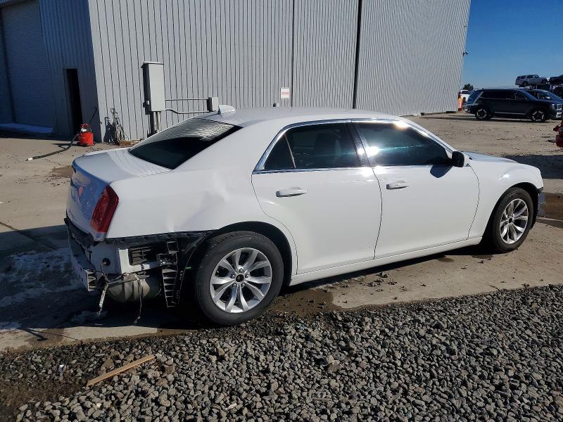 Photo 3 from auction – 2015 CHRYSLER 300 LIMITE with VIN 2C3CCAAG1FH802135