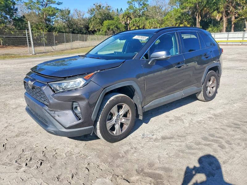 TOYOTA RAV4 XLE 2019 with VIN 2T3P1RFV1KW005693 - Photo from auction