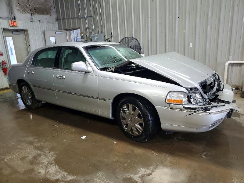 Photo 4 from auction – 2003 LINCOLN TOWN CAR with VIN 1LNHM83W63Y604224
