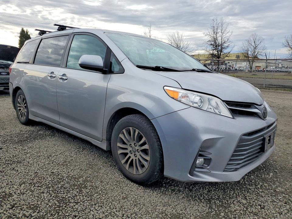 Photo 4 from auction – 2018 TOYOTA SIENNA XLE with VIN 5TDYZ3DC0JS942854