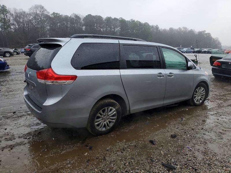 Photo 3 from auction – 2014 TOYOTA SIENNA XLE with VIN 5TDYK3DC5ES446345
