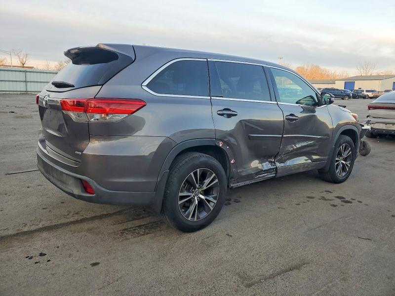 Photo 3 from auction – 2018 TOYOTA HIGHLANDER with VIN 5TDBZRFH6JS827970