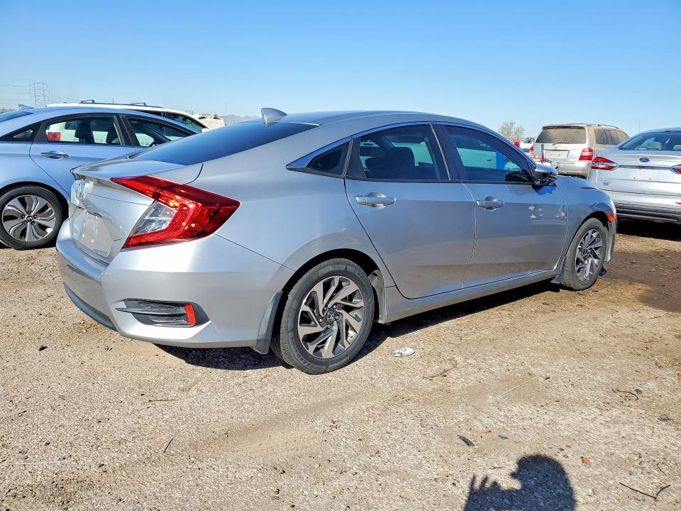 Photo 3 from auction – 2018 HONDA CIVIC EX with VIN 19XFC2F73JE023301