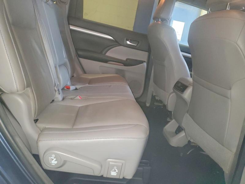 Photo 11 from auction – 2018 TOYOTA HIGHLANDER with VIN 5TDJZRFH3JS497359