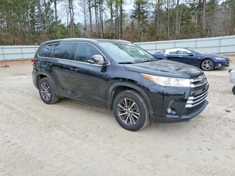 Photo 4 from auction – 2018 TOYOTA HIGHLANDER with VIN 5TDKZRFH2JS543767