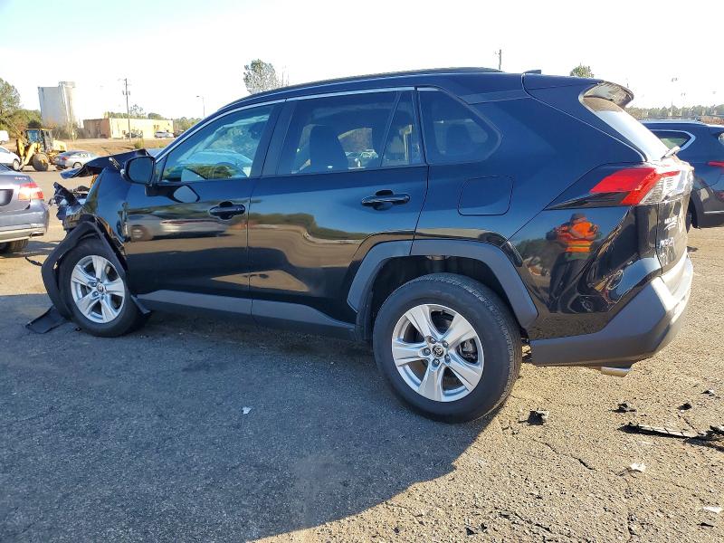 Photo 2 from auction – 2021 TOYOTA RAV4 XLE with VIN 2T3W1RFV2MC133389