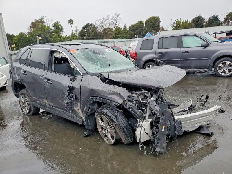 Photo 4 from auction – 2022 TOYOTA RAV4 XLE with VIN 2T3W1RFV3NC194526
