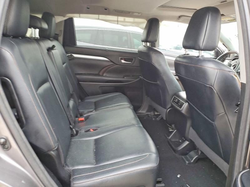 Photo 11 from auction – 2017 TOYOTA HIGHLANDER with VIN 5TDKZRFHXHS518559