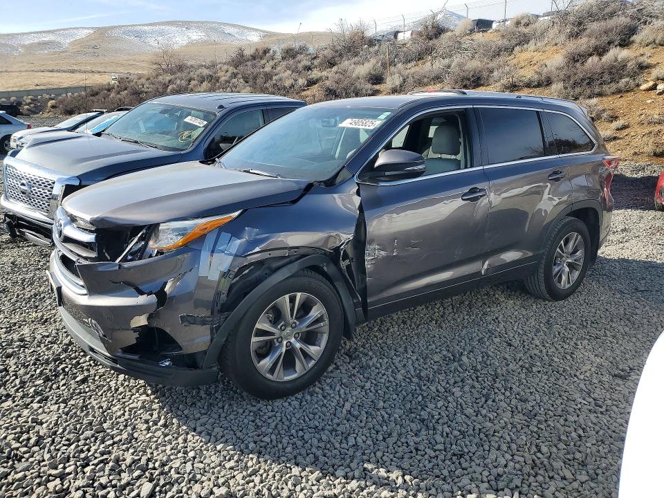 TOYOTA HIGHLANDER 2015 with VIN 5TDBKRFH5FS110164 - Photo from auction