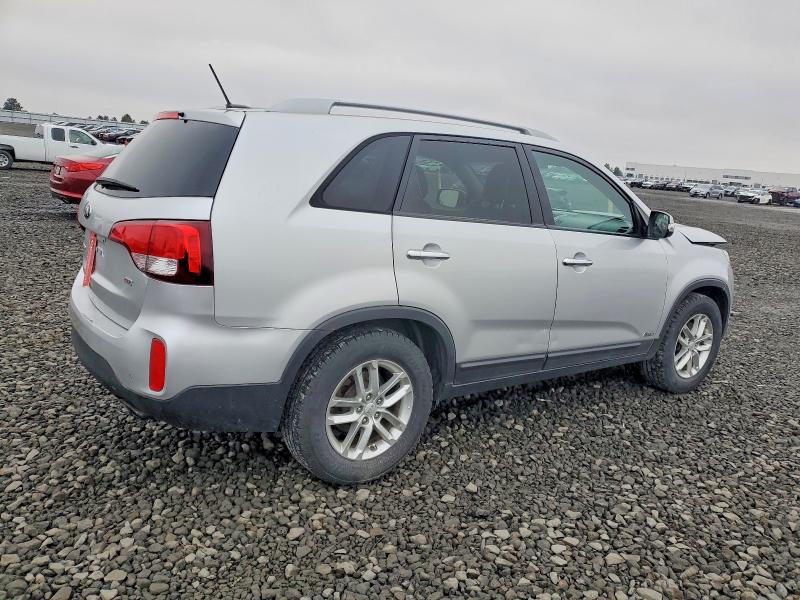 Photo 3 from auction – 2015 KIA SORENTO LX with VIN 5XYKTCA67FG634154