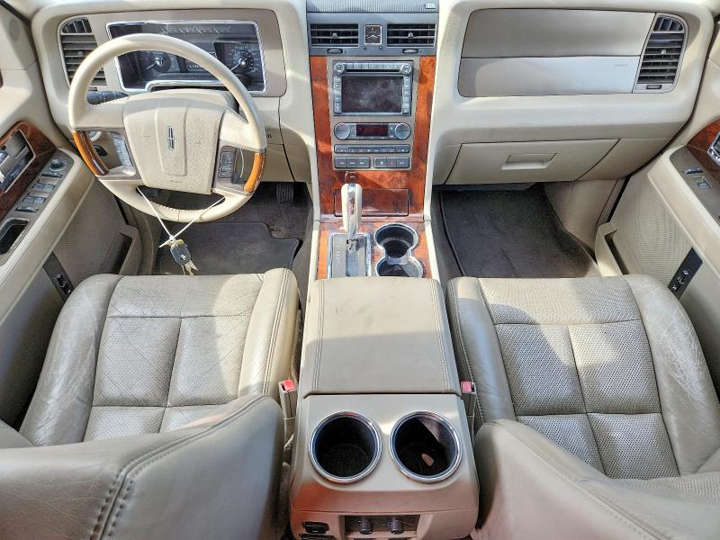 Photo 8 from auction – 2011 LINCOLN NAVIGATOR with VIN 5LMJJ2H52BEJ10253
