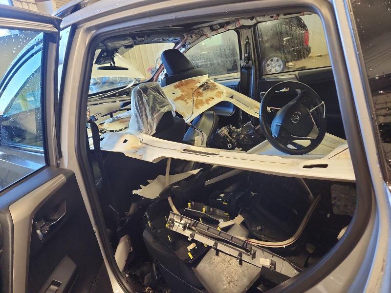Photo 13 from auction – 2018 TOYOTA RAV4 with VIN 2T3RFREV6JW783143