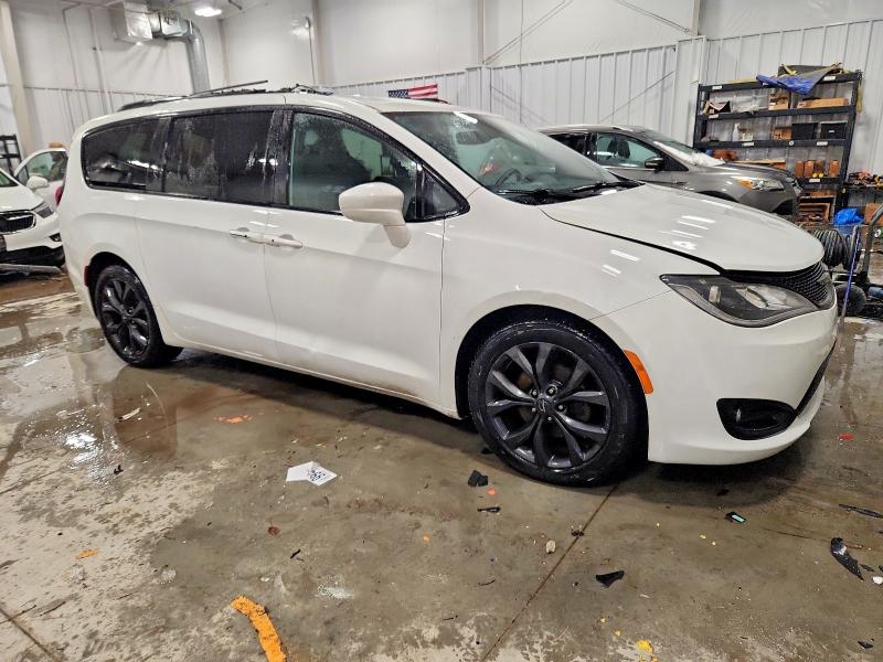 Photo 4 from auction – 2018 CHRYSLER PACIFICA with VIN 2C4RC1EG4JR260998