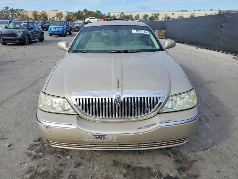 Photo 5 from auction – 2004 LINCOLN TOWN CAR E with VIN 1LNHM81W04Y606197