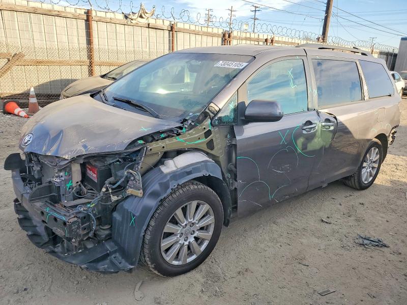 TOYOTA SIENNA XLE 2017 مع رقم تعريف المركبة 5TDDZ3DC5HS164723 - صورة من المزاد