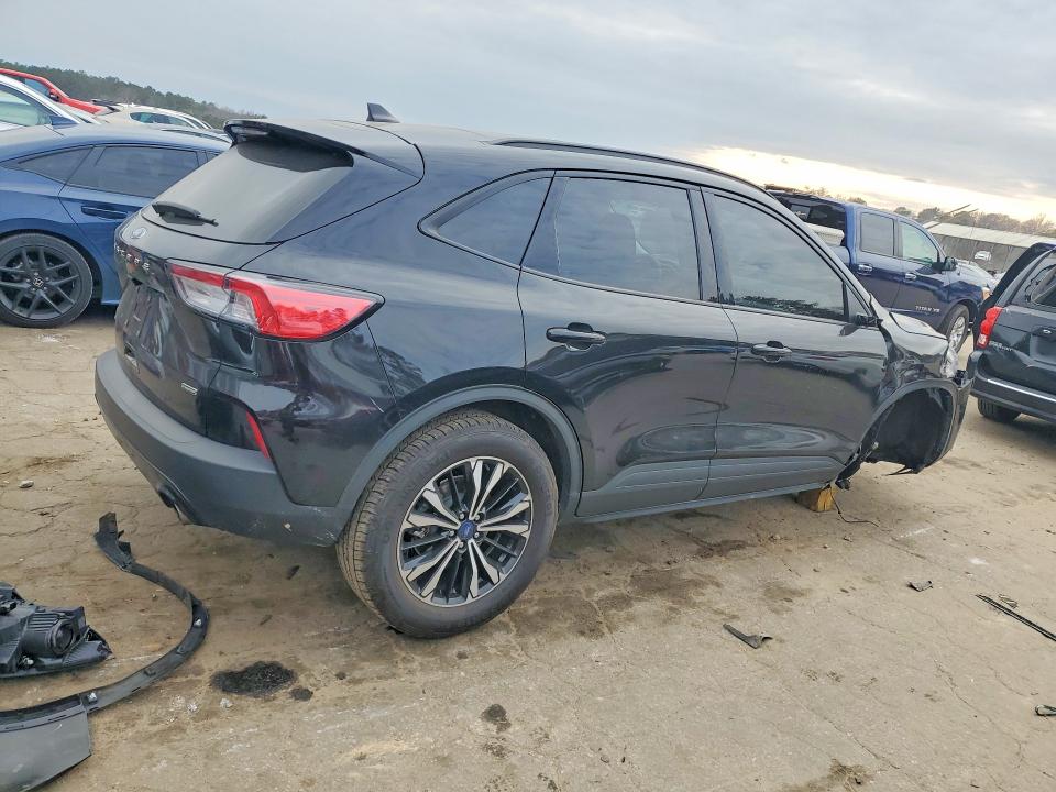 Photo 3 from auction – 2021 FORD ESCAPE with VIN 1FMCU0BZ5MUB04569