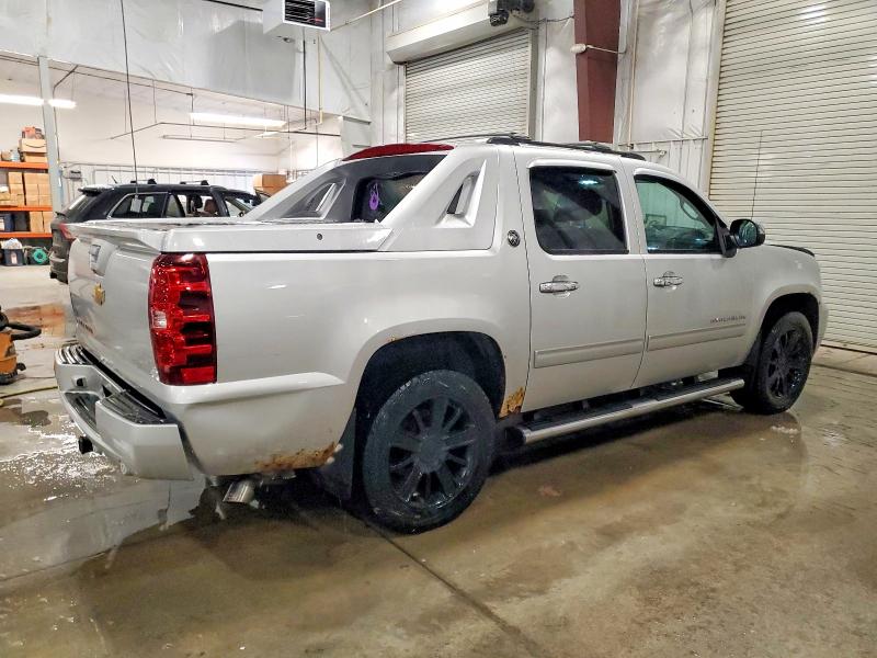 Photo 3 from auction – 2013 CHEVROLET AVALANCHE with VIN 3GNTKFE78DG218535