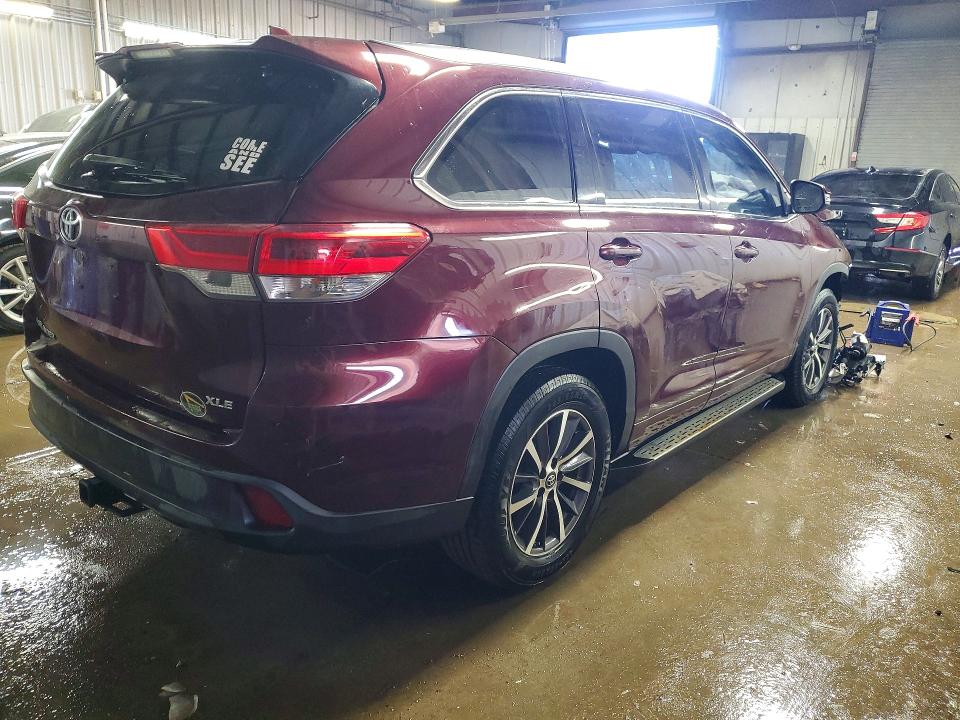 Photo 3 from auction – 2018 TOYOTA HIGHLANDER with VIN 5TDKZRFH8JS253419