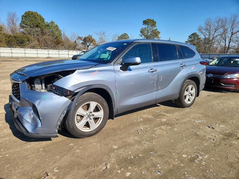 TOYOTA HIGHLANDER 2022 with VIN 5TDBZRBH0NS247514 - Photo from auction