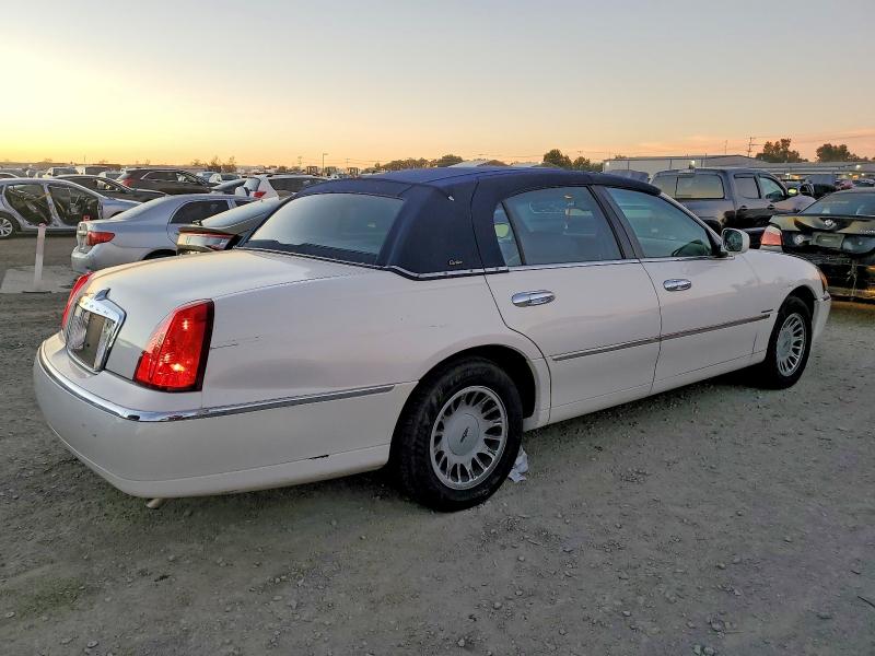Photo 3 from auction – 2000 LINCOLN TOWN CAR with VIN 1LNHM83W8YY809728